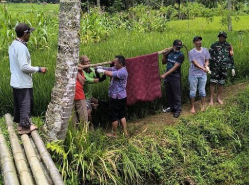 Warga Desa Ciakar, Kecamatan Cipaku, digemparkan oleh penemuan seorang pria berusia 62 tahun bernama Odin yang ditemukan meninggal dalam kondisi tergantung