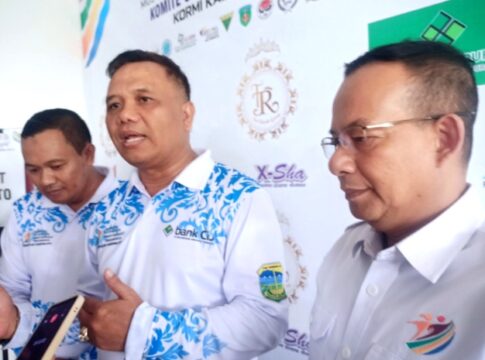 Wakil Bupati Tasikmalaya Asep Sopari Al Ayubi (tengah) didampingi Ketua Umum Kormi Jabar Ir.H.Denda Alamsyah (kanan) dan Ketua Umum Kormi Kabupaten Tasikmalaya periode 2025-2029 Cecep Nuryakin (kiri).