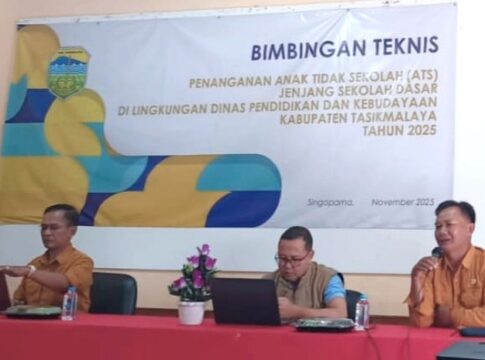 Ketua Pelaksana kegiatan sekaligus Kepala Seksi Kesiswaan Disdikbud Kabupaten Tasikmalaya, Suhendi Adi Zahra (kanan), menutup Bimtek ATS.