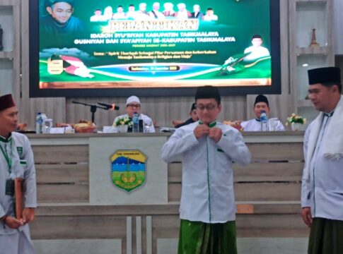 Bupati Tasikmalaya H. Cecep Nurul Yakin menerima baju kehormatan pada acara Pelantikan Pengurus Idaroh Syu’biyah, Ghusniyah, dan Sya’afiyah JATMAN Kabupaten Tasikmalaya periode 2025–2029.