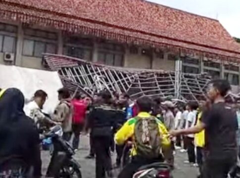 Gazebo gedung Pascasarjana Unsil Tasikmalaya ambruk belasan mahasiswa jadi korban