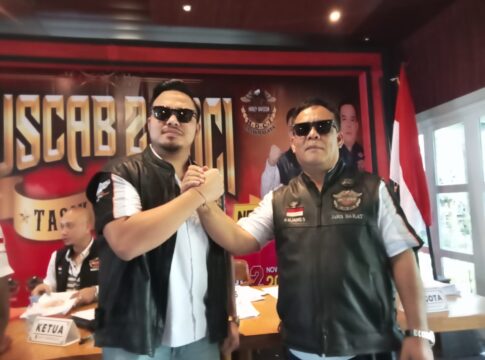 Ket foto : Ketua Baru HDCI Tasikmalaya Rizqy Suganda salam komando dengan Ketua Sebelumnya H. Ujang Shanrila, usai Muscab II di Kebon Djati Eatry Tasikmalaya (fokusjabar/Seda)