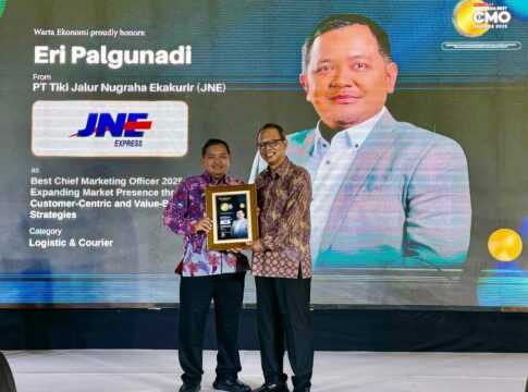 Ket foto : CEO & Chief Editor Warta Ekonomi Group Muhamad Ihsan, menyerahkan penghargaan Best CMO kepada SVP, Marketing Group Head JNE Eri Palgunadi di The Sultan Hotel, Jakarta Pusat.(Ist JNE)