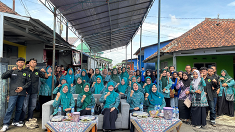 Ket photo : Rani Permayani Dicky Candra, foto bersama para pengurus Kampung Binaan serta warga saat mengunjungi Kampung Binaan PKK di Kp.Sukasukur Kec.Cibereum Tasikmalaya (fokusjabar/Seda)