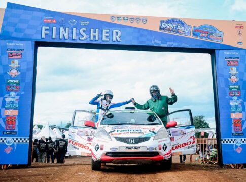 Ket photo : Diva bersama navigatornya Reza, saat sampai di garis finish Kejurnas Sprint Rally 2025 Putaran Ke-6 di Sirkuit Hidzie, Cikembar Sukabumi Jawa Barat (ist Diva)
