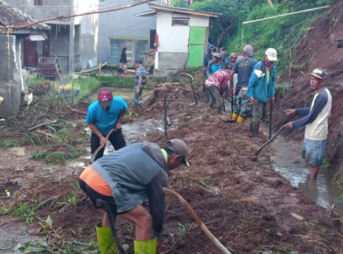 Ketpot: Kejadian longsor di wilayah Desa Ciomas dan warga saat bergotong royong membersihkan material longsor