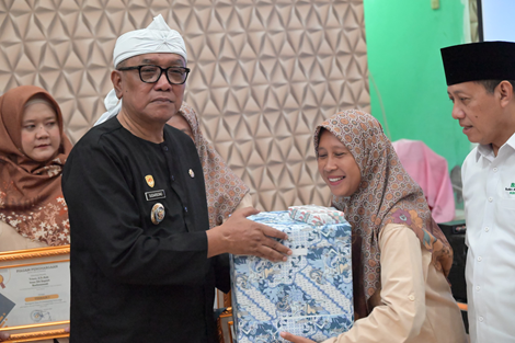 Caption: Wali Kota Banjar Sudarsono menyerahkan penghargaan inovasi pencegahan stunting