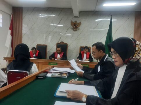 Caption: Sekertaris DPRD Kota Banjar Rachmawati saat menjalani sidang tuntutan di Pengadilan Tipikor Jawa Barat