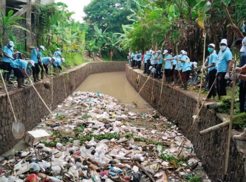 Caption: Pegawai di lingkungan BBWS Citanduy membersihkan sampah di Sungai Ciroas