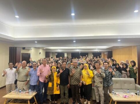 Caption: Wakil Ketua Badan Sosialisasi MPR RI, Agun Gunandjar Sudarsa foto bersama usai sosialisasi 4 Pilar MPR RI