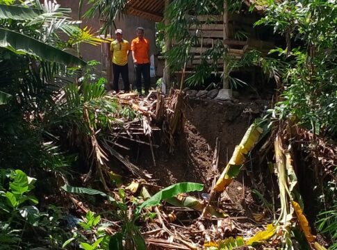 Di Kecamatan Banjarsari, Tembok Penahan Tanah (TPT) Sungai Citaman runtuh setelah dasar pondasinya tergerus arus sungai yang meluap
