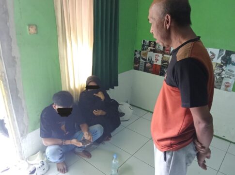 Ketpot: Pasangan muda mudi saat berada dalam kamar kontrakan pasca digerebeg warga