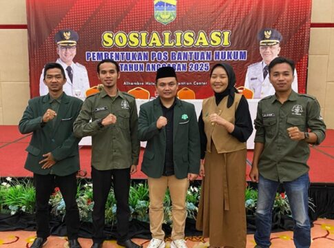 Ketua LBH Ansor Kabupaten Tasikmalaya, Dinan Samsul Ma’arif (tengah), menyampaikan dua materi fundamental terkait hukum, yakni Pengantar Hukum dan Keparalegalan.
