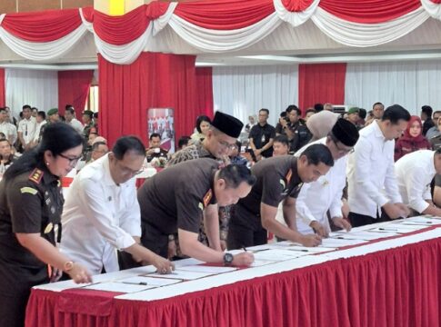 Penandatanganan Nota Kesepahaman (MoU) antara Gubernur Jawa Barat, Kejaksaan Tinggi (Kejati) Jabar, dan Bupati Tasikmalaya H. Cecep Nurul Yakin, di Gedung Swatantra Wibawa Mukti, Komplek Pemkab Bekasi.