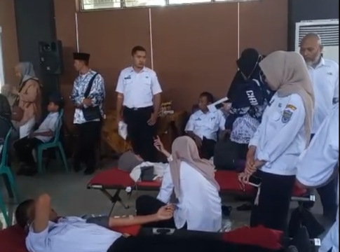 Doervoer menggelar kegiatan donor darah serta penyaluran santunan bagi anak yatim, penyandang thalassemia, dan lansia di Aula Disdik Ciamis