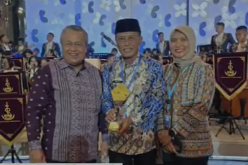 Bupati Ciamis, Herdiat Sunarya, menerima langsung penghargaan