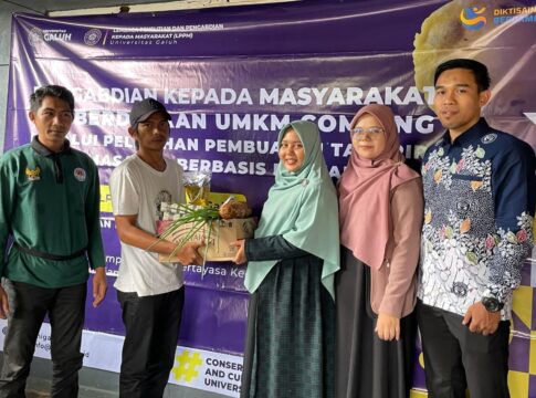 Pelatihan penggunaan alat peniris minyak sebagai teknologi tepat guna untuk meningkatkan kualitas produk combring, sekaligus memperkenalkan strategi pemasaran digital berbasis TikTok