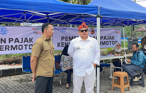 Kepala Pusat Pengelolaan Pendapatan Daerah Wilayah (P3DW) Kabupaten Ciamis, H. Adun Abdullah Syabi’i, S.Ag., M.Ag. (Kanan Memakai Baju Putih)