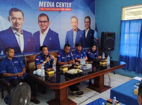 Caption : Ketua DPC Demokrat Ciamis H Anjar Asmara sedang memeberikan ucapan selamat datang Pengurus Bapiluda Prov Jawa Barat sekaligus sambutan .