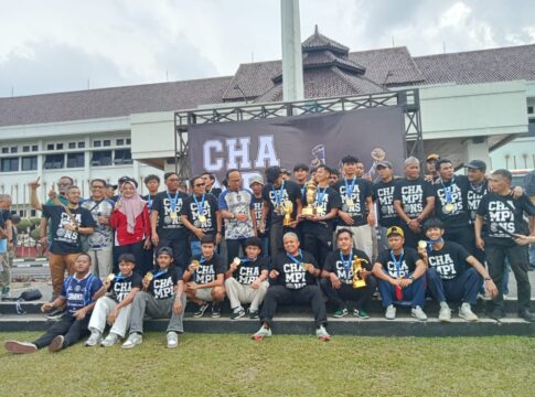 Ket foto : Wali Kota Viman Alfarizi Ramadhan bersama Manager Persikotas Ecep S. Yasa berfoto bersama para pemain skuad Persikotas FC di Balekota Tasikmalaya (fokusjabar/Seda)