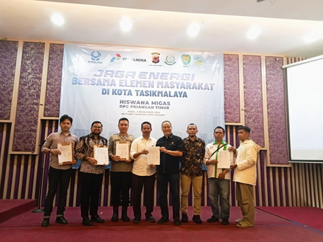 Ket foto : Sejumlah elemen dan unsur masyarakat, melakukan penandatanganan Komitmen menjaga kualitas serta kelancaran pasokan energi (fokusjabar/Seda)