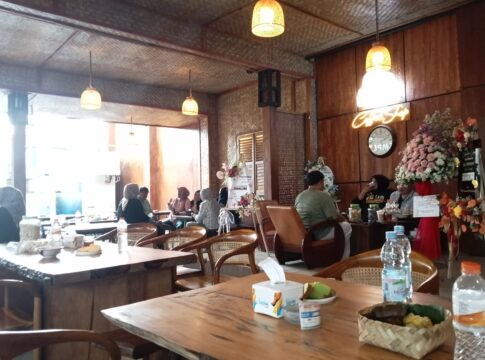 Ket foto : Sejumlah pengunjung menikmati menu makanan dan minuman di Dapoer SimLim, dengan suasana tempat yang nyaman dan elegan (fokusjabar/Seda)