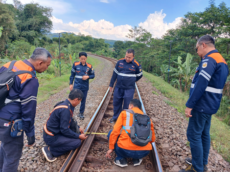Ket foto : Sejumlah pegawai kereta api Daop 2 Bandung, sedang melakukan pengecekan di sepanjang lintasan rel kereta untuk memastikan dalam kondisi prima (ist Daop 2 Bandung)