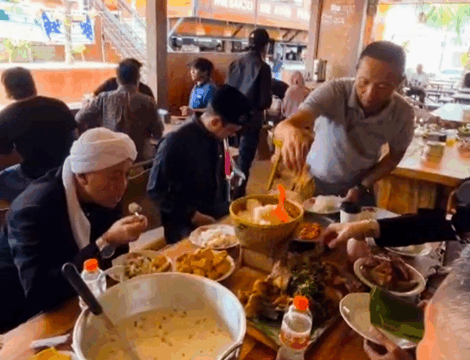 Ket foto : Penyanyi religi Opick, Saat menikmati menu Sayur lodeh di Dapoer SimLim bersama Owner SimLim Cuncun Budiana (fokusjabar/Seda)