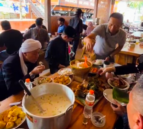 Ket foto : Penyanyi religi Opick, Saat menikmati menu Sayur lodeh di Dapoer SimLim bersama Owner SimLim Cuncun Budiana (fokusjabar/Seda)