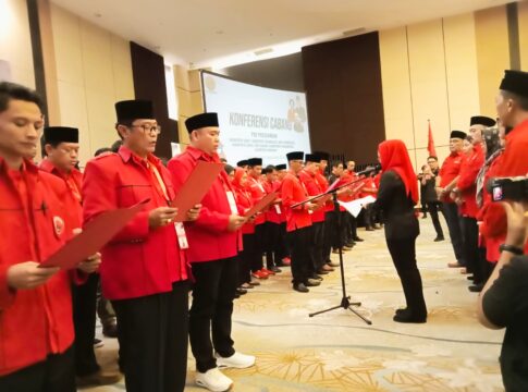 Ket foto : Ketua DPP PDI-P Puti Guntur Soekarno, saat melantik para Pengurus DPC PDIP di wilayah Priangan Timur yang berlangsung di Santika Hotel Tasikmalaya (fokusjabar/Seda)