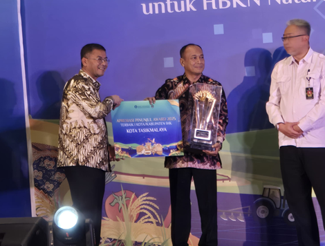 Ket foto : Wakil Gubernur Jawa Barat Erwan Setiawan saat menyerahkan Penghargaan IHK Terbaik Ke-1 Jawa Barat kepada Sekda Kota Tasikmalaya Asep Goparulloh (ist Prokopim)