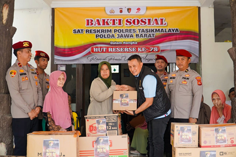 Ket foto : Kasat Reskrim AKP Ridwan Budiarta, menyerahkan sejumlah Bantuan sembako dan peralatan lainnya ke Panti Jompo Welas Asih Singaparna (fokusjabar/Seda)