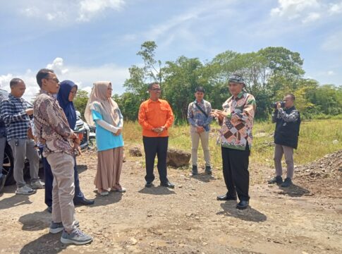 Ket foto : Wawalkot Dicky Candra Negara bersama tim dari sejumlah Dinas di Pemkot Tasikmalaya, melakukan peninjauan ke salah satu lokasi rencana pembangunan Sekolah Rakyat Terintegrasi di Kec. Bungursari (fokusjabar/Seda)