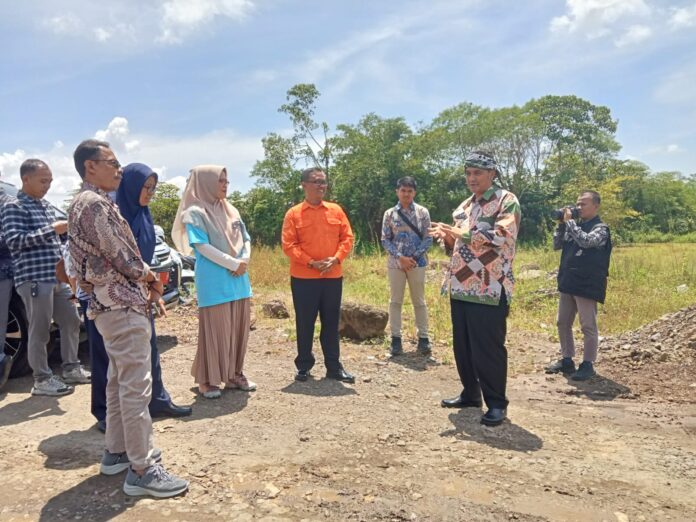 Ket foto : Wawalkot Dicky Candra Negara bersama tim dari sejumlah Dinas di Pemkot Tasikmalaya, melakukan peninjauan ke salah satu lokasi rencana pembangunan Sekolah Rakyat Terintegrasi di Kec. Bungursari (fokusjabar/Seda) Ket foto : Wawalkot Dicky Candra Negara bersama tim dari sejumlah Dinas di Pemkot Tasikmalaya, melakukan peninjauan ke salah satu lokasi rencana pembangunan Sekolah Rakyat Terintegrasi di Kec. Bungursari (fokusjabar/Seda)