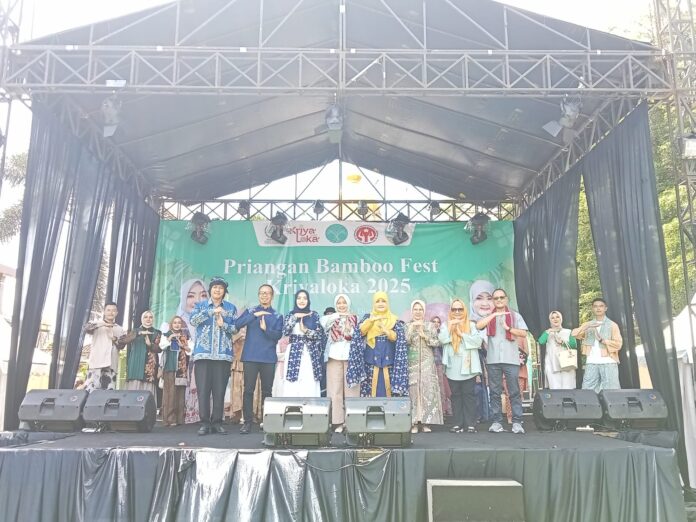 Ket foto : Wali Kota Viman Alfarizi Ramadhan dan Wakil Wali Kota Dicky Candra Negara foto bersama Ketua Dekranasda dr. Elvira Kamarrow Putri dan Wakil Ketua Dekranasda Rani Permayani Dicky Candra, pada pembukaan Priangan Bamboo Fest Kriyaloka 2025 (fokusjabar/Seda)