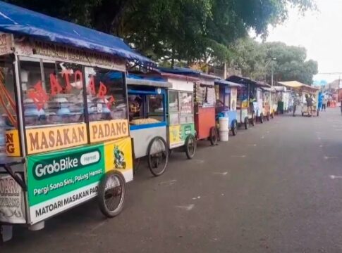 Ket foto : Penertiban PKL yang selama ini mangkal dengan melanggar aturan Kawasan Tertib Lalu Lintas (KTL) area Masjid Agung Tasikmalaya (fokusjabar/Seda)