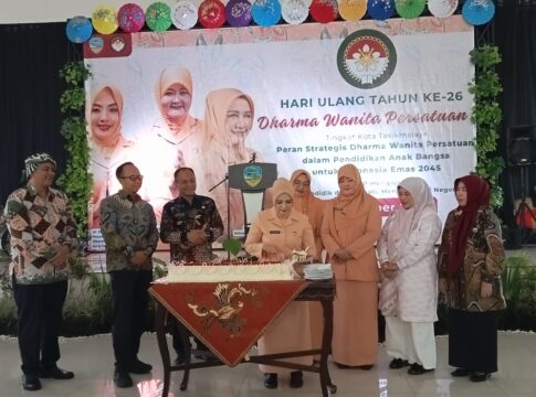 Ket foto : Ketua DWP Kota Tasikmalaya Eris Rismiati Goparullah bersama Ketua TP PKK Kota Tasikmalaya dr. Elvira Kamarrow Putri, memotong kue HUT DWP Ke-26, yang di saksikan Wali Kota dan Wakil Wali Kota Tasikmalaya (fokusjabar/Seda)