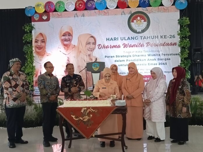 Ket foto : Ketua DWP Kota Tasikmalaya Eris Rismiati Goparullah bersama Ketua TP PKK Kota Tasikmalaya dr. Elvira Kamarrow Putri, memotong kue HUT DWP Ke-26, yang di saksikan Wali Kota dan Wakil Wali Kota Tasikmalaya (fokusjabar/Seda)