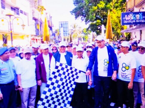 Ket foto : Wali Kota Viman Alfarizi bersama Staf Khusus Presiden Tiar Nabila Karbala dan Kakanwil Kemenag Jawa Barat Dudu Rohman, saat melepas Jalan Sehat Kerukunan (fokusjabar/Seda)