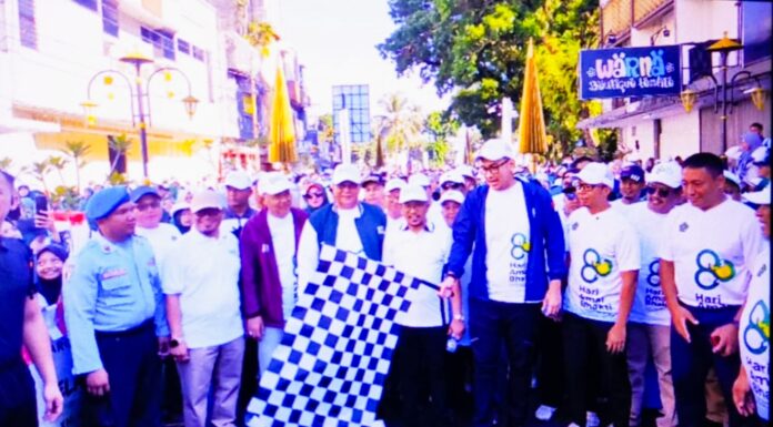 Ket foto : Wali Kota Viman Alfarizi bersama Staf Khusus Presiden Tiar Nabila Karbala dan Kakanwil Kemenag Jawa Barat Dudu Rohman, saat melepas Jalan Sehat Kerukunan (fokusjabar/Seda)