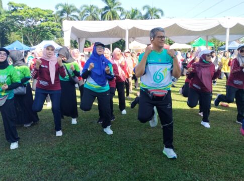 Ket foto : Senam sehat para tenaga kesehatan di halaman Balekota pada puncak peringatan kesehatan tingkat Kota Tasikmalaya (fokusjabar/Seda)