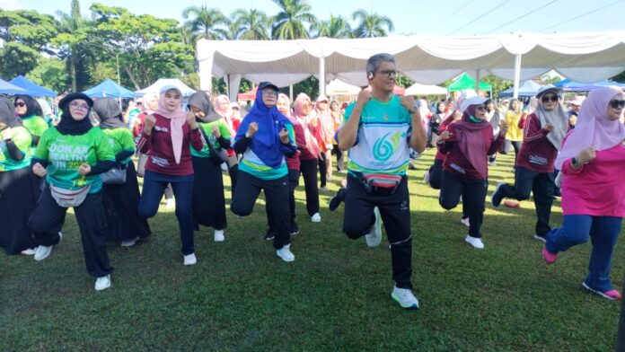Ket foto : Senam sehat para tenaga kesehatan di halaman Balekota pada puncak peringatan kesehatan tingkat Kota Tasikmalaya (fokusjabar/Seda)