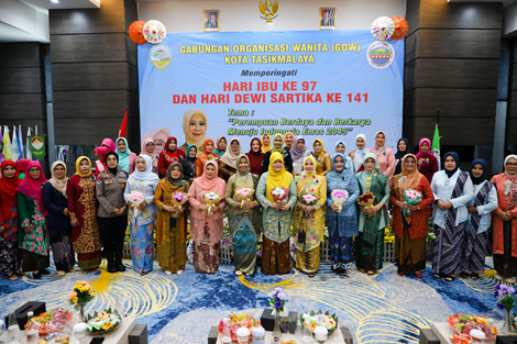Ket foto : Para ibu-ibu GOW Tasikmalaya, berfoto bersama pada acara peringatan Hari Ibu Ke-97 di Ballroom Harmoni Hotel Tasikmaya (fokusjabar/Seda)