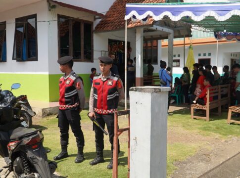 Ket foto : Petugas Kepolisian melakukan penjaga Gereja Pasundan Cipatujah, saat umat Kristiani beribadah merayakan perayaan Natal 2025