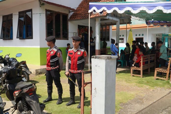 Ket foto : Petugas Kepolisian melakukan penjaga Gereja Pasundan Cipatujah, saat umat Kristiani beribadah merayakan perayaan Natal 2025