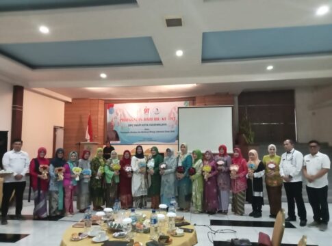 Ket foto : Para pengusaha wanita yang tergabung di IWAPI foto bersama dalama acara Peringatan Hari Ibu Ke-97 di Ramayana Hotel & Resto (fokusjabar/Seda)