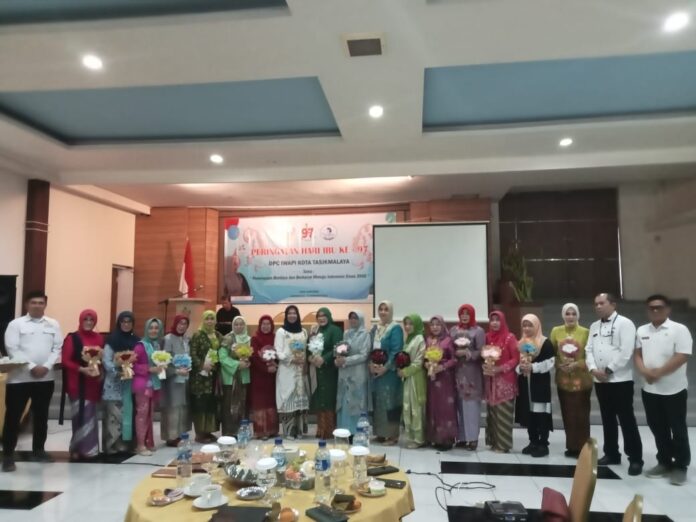 Ket foto : Para pengusaha wanita yang tergabung di IWAPI foto bersama dalama acara Peringatan Hari Ibu Ke-97 di Ramayana Hotel & Resto (fokusjabar/Seda)