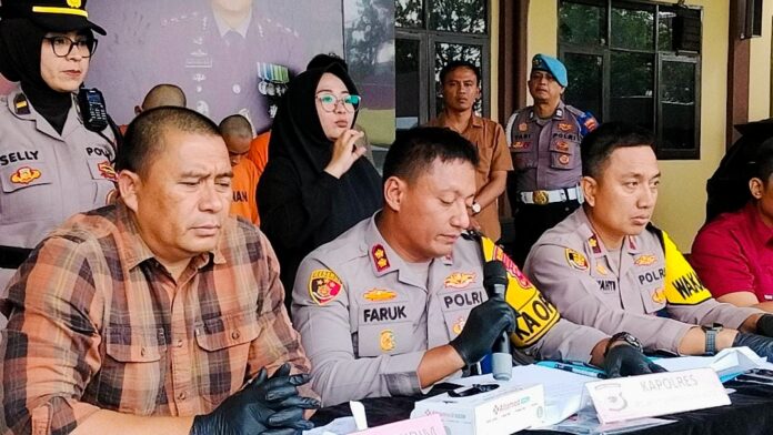 Ket foto : Kapolres Tasikmalaya Kota AKBP Moh Faruk Rozi, saat press release terkait pengungkapan kasus bisnis prostitusi online di Kota Tasikmalaya.