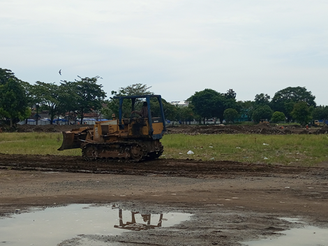 Poto: Sebuah alat berat sedang melakukan pemerataan lahan di eksekusi pasar wisata Pananjung Pangandaran.