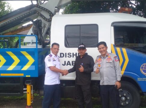 Poto: Penyerahan kendaraan mobil crane kepada Dishub Pangandaran.